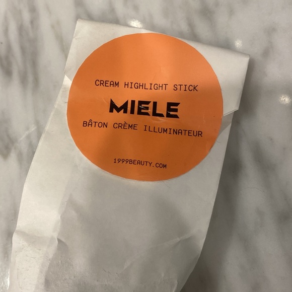 19/99 highlight cream stick in Miele. Creamy golden highlighter. shimmering glow - Picture 9 of 11